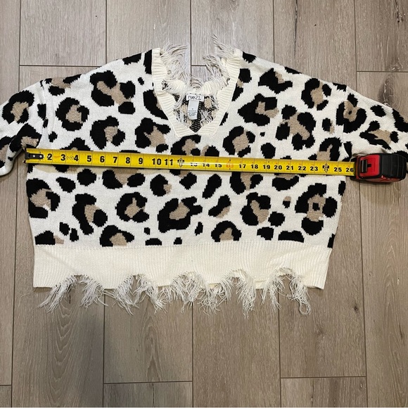 Rue‎ 21 Leopard Print Distressed V-Neck Cropped Sweater Women’s Size Medium - Picture 6 of 7